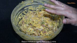 kanda bhaji recipe instruction 7