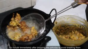 kanda bhaji recipe instruction 9