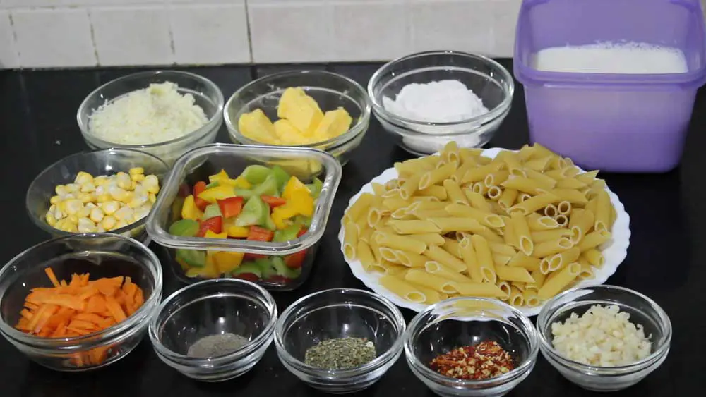 ingredients of white sauce pasta